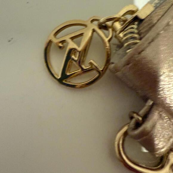 Adrienne Vittadini Metallic Gold Charging Dock Wristlet Clutch Powerbank - Picture 8 of 9